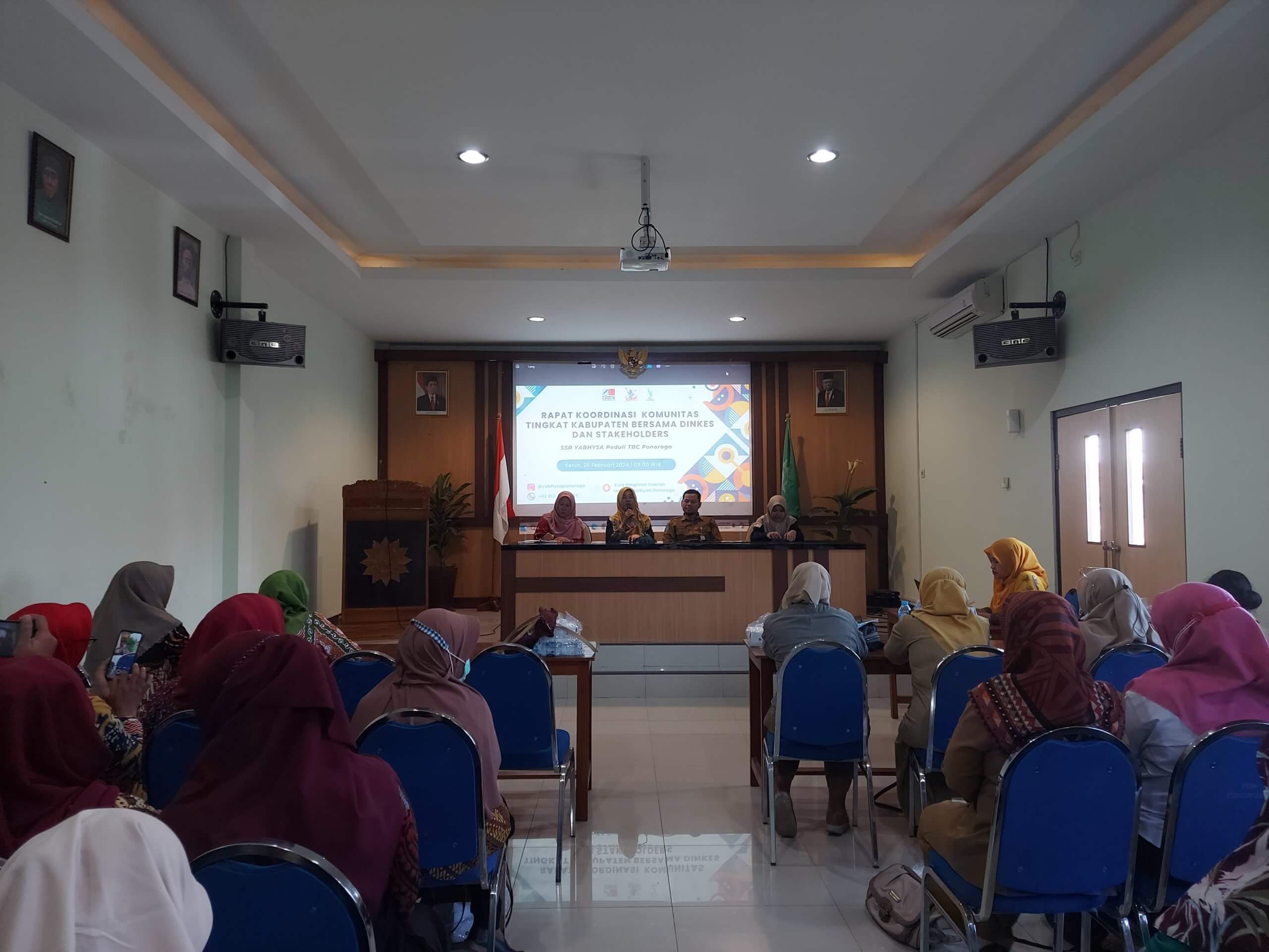 Staff Program saat memberikan sambutan dalam kegiatan Rapat Koordinasi Komunitas tingkat kabupaten yabhysa